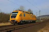 DB 711 109-9 Hubarbeitsbühnen-Instandhaltungsfahrzeug für Oberleitungsanlagen (Bj. 2003, GBM Gleisbaumechanik Brandenburg GmbH) auf Fahrt Richtung Göttingen, KBS 350 Hannover - Göttingen, fotografiert im Leinetal bei Hohnstedt am 18.03.2015