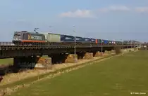 HCTOR 241 007-2, Hector Rail Lok Bond (Bj. 2008, Bombardier) vor Güterzug Taschenwagen mit LKW - Sattelanhängern unterwegs Richtung Osnabrück, KBS 385 Bremen - Münster, fotografiert auf der Weserbrücke bei Dreye am 09.03.2016