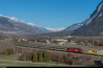 Die frisch lackierte Re 460 046 schiebt am 19. März 2016 einen IR bei Sierre in Richtung Brig.