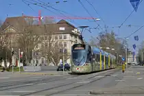 Be 6/10 Tango 152 mit der IP Suisse Werbung, auf der Linie 10, fährt zur Haltestelle am Bahnhof SBB. Die Aufnahme stammt vom 18.03.2016.