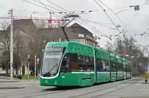 Be 6/8 Flexity 5015, auf der Linie 8, fährt zur Haltestelle am Bahnhof SBB. Die Aufnahme stammt vom 08.03.2016.