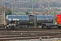Vom Einsteller VTG AG Hamburg wird der Kesselwagen 37 80 TEN GE D-VTGD 7846 531-7 Typ Zacns,beladen mit Salzsäure im Rbf Limmatal an den Ablaufberg herangeschoben.Bild vom 22.3.2015