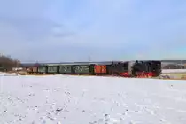 Zu einer zusätzlichen Scheinanfahrt von 99 6101 und 99 5901 mit IG HSB-Sonder-PmG kam es am 14.02.2015 auf der Hochebene zwischen Hasselfelde und Stiege, hier in der Nähe des bekannten Stieger Wasserturms. Das Bild zeigt den Zug beim Zurücksetzen.