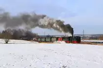 99 6101 und 99 5901 mit IG HSB-Sonder-PmG am 14.02.2015 bei einer zusätzlichen Scheinanfahrt (war nicht im Programm vorgesehen), auf der Hochebene zwischen Hasselfelde und Stiege, in der Nähe des Stieger Wasserturms. (Bild 1)