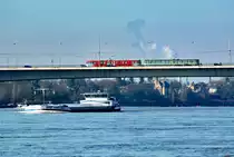 Stadtbahn auf der Konrad-Adenauer-Brücke in Bonn - 16.02.2016