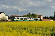 Zwei Triebwagen der Baureihe 642 als OPB79738 von Regensburg nach Marktredwitz bei Rothenstadt kurz vor Weiden (Oberpf), 08.05.2015