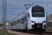 Abgehängt, wurde 429 106 in Saarlouis, während der zweite SÜWEX Triebzug weiter in Richtung Trier fährt, rauscht dieser leer zurück in Richtung Saarbrücken. 22.03.2016 Bahnstrecke 3230 Saarbrücken - Karthaus