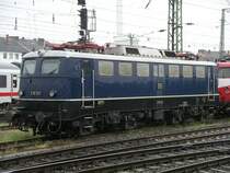 M�nster Hauptbahnhof:
E10-121 in str�mendem Regen. 
Diese Lok in altblau sieht auch bei solch einem Wetter gut aus.

31.05.2004


