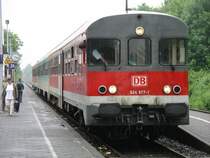 D�lmen oberer Bahnsteig, 31.05.2004,

624-572 bei der Ausfahrt in D�lmen, dies ist Kopf der VT 624-Einheit, die als RB 29070 von Enschede nach Dortmund f�hrt.

Die Eins�tze des 624 endeten im Dezember 2004 und heute f�hrt hier die PEG (�brigens mit den gleichen Zugnummern).

