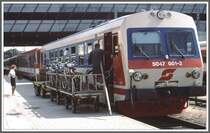 Entlang der Donau ist radeln sehr beliebt. Verlad von Fahrr�dern in den 5047 001-2 in Krems (Sommer 1999)