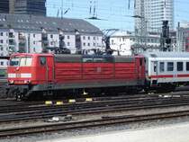 181 204-9 f�hrt zusammen mit ihrem EC in die Abstellgruppe des Frankfurter Hbfs. (Sommer 2006)