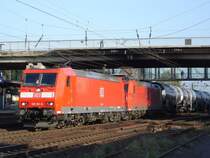 185 151-8 und 185 xxx-x bei der Durchfahrt durch Mainz-Bischofsheim. (Sommer 2006)