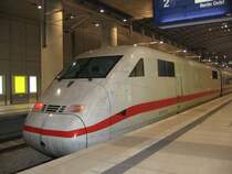 402-040 steht am Morgen des 01.10.05 um 6.47 am Flughafenbahnhof K�ln/Bonn und wird um 7.11 Uhr als ICE 845 nach Berlin Ostbahnhof fahren