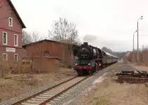 Am 26.03.2016 fuhr die 50 3616-5 des VSE Schwarzenberg von Schwarzenberg nach Muldenberg.
Auf der Rückfahrt konnte ich den Zug in Auerbach/ Vogtl. Unterer Bahnhof ablichten.