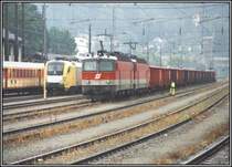 1144 207 und 220 haben sich an den G�terzug gesetzt, den sie zum Brennerpass bringen sollen. Die 1144 218 wird dem Zug nachschieben. Aufgenommen im Sommer 2005