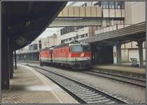 1144 207 und 220 rollen in langsamer Fahrt auf Gleis 1 durch den Bahnhof Kufstein, zum n�chsten Einsatz. Aufgenommen im Sommer 2005
