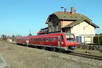 RE 22313 mit 611 050 fährt am Bahnhofsgebäude Rötenbach vorbei (26.03.2016)