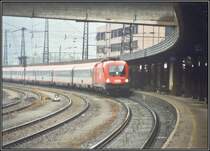 1116 230 wartet mit dem OEC 160  Maria Theresia  nach Z�rich, im Bahnhof Kufstein auf die Abfahrt. Aufgenommen im Sommer 2005