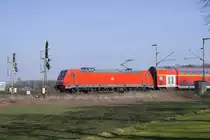 146 279 zieht ihren RE 5 Koblenz - Emmerich am Brühler Schlosspark vorbei (26.3.16).