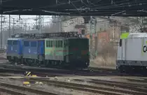 Ein E-Lok Trio  der EGP steht am Karfreitg unter der Straßenbrücke.Zwei  Holzroller 
Ex E11  DR und eine E 139  (?) Von rechts fährt eine Lok der Firma Captrain ins Bild.