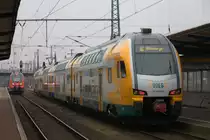 ET 445.104 der ODEG in Cottbus Hbf. Abfahrbereit Richtung Wittenberge, links  läuft ein  Hamster  ein.25.03.2016 08:47 Uhr.