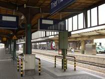 Gleis 12 S�d + 13 S�d in Trier Hbf. Hinten rechts zu sehen: Der InterRegio 5224 auf Gleis 10 S�d nach Luxembourg Hauptbahnhof.
21.03.07