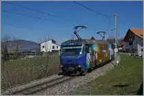 Bei Planchamps fährt eine MOB Ge 4/4 mit ihrem IR 2111 Richtung Montreux. 
26. März 2016