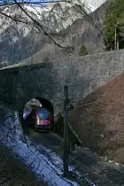 Auf der Arlbergbahn Westrampe durchf�hrt RJ 362 von Wien nach Z�rich am 27.02.2016 bei Braz den 19 m breiten M�hletobel-Aqu�dukt