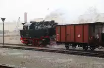 Am 15.02.2015 fand der dritte Teil der Winter-Sonderzugveranstaltung der Interessengemeinschaft Harzer Schmalspurbahnen (IG HSB) statt. An diesem Tag ging es zuerst von Quedlinburg über Stiege und Eisfelder Talmühle nach Nordhausen Nord und danach nach Wernigerode. Somit wurde der größte Teil des HSB-Streckennetzes an nur einem Tag befahren. Das Bild zeigt 99 6001 vor dem Sonderzug, bei der Einfahrt zur Bereitstellung im Bahnhof Quedlinburg.