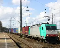 186 123 von Railtraxx steht in Aachen-West mit einem langen Containerzug aus Frankfurt-Höchstadt am Main(D) nach Genk-Goederen(B) und wartet auf die Abfahrt nach Belgien. 
Aufgenommen vom Bahnsteig in Aachen-West. 
Bei Sonne und Wolken am Nachmittag vom 27.3.2016.