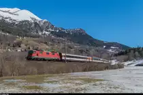 Re 4/4 II 11195 mit IR 2324 am 26. März 2016 kurz vor Ambrì.