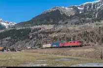 Re 4/4 II 11332 und Re 6/6 11687  Bischofszell  fahren am 26. März 2016 mit einem UKV-Zug am Dorfausgang von Ambrì gegen Süden.