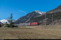 Eine Re 4/4 II durchquert am 26. März 2016 mit IR 2319 Ambrì. <br>
Im Hintergrund ist die Druckleitung des Kraftwerks Ritom zu erkennen.