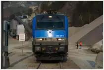 1822 001 + 1822 004 beim Beladen von Schotter in Preg. 
Aufnahme vom Bahnübergang 21_03_2016