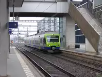BLS - Regio nach Thun mit dem Triebzug RABe 525 0253 bei der einfahrt in die Haltestelle Bern-Wankdorf am 25.03.2016