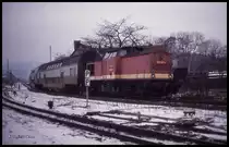 202337 fährt hier, mit Dosto Wagen aus Stapelburg kommend, am 19.2.1994 um 8.38 Uhr in Wernigerode ein.
