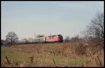 V 200116 war am 11.3.1994 mit einer stilreinen alten D-Zug Garnitur als Sonderzug 27864 auf der Rollbahn hier am Ortsrand von Hasbergen um 10.38 Uhr in Richtung Hamburg unterwegs. 