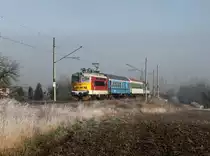 Die 242 239 mit einem Os am 27.03.2016 unterwegs bei Dehtin.