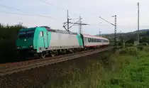 185 617-8 bespannte am 08.08.2014 einen langen Sonderzug in Richtung Norden. Aufgenommen zwischen Eichenberg und Friedland(HAN).