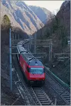Zu unserm Verdruss lag das enge Tal schon im Schatten als wir bei Varzo fotografieren wollten. Das Bild zeigt die Re 460 012-8 die mit ihrem IC von Basel nach Domodossola Varzo Richtung Süden verlässt.
19. Feb. 2016