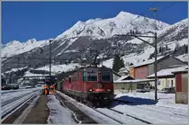 Eine Re 10/10 mit der Spitzenlok 420 265-1 habenmit ihrem Güterzug den Gotthardtunnel hinter sich gelassen und fahren nun durch den Bahnhof von Airolo Richtung Süden.
11. Feb. 2016