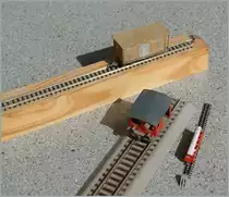 Während meinen nun bald fünfzig Jahren Modellbahn habe ich zwar einiges gebaut und gebastelt, mich jedoch nur selten an den Fahrzeugbau gewagt, was bei den hier zu sehenden  Resultaten  durchaus verständlich ist. Immerhin sind zwei von drei  Selbstbaufahrzeugen  Schmalspurig.
Von oben nach unten: ein H0e Gk, ein H0 SBB/BLS Tm und ein Ze BRB Steuerwagen Torso.
Foto vom März 2015