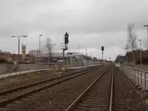 Blick vom Bahnübergang auf dem Bahnsteig vom ehemaligen Grenzbahnhof Herrnburg an der ehemaligen innerdeutschen Grenze am 20.März 2016.