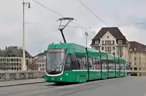 Be 6/8 Flexity 5002, auf der Linie 8, überquert die Mittlere Rheinbrücke. Die Aufnahme stammt vom 08.03.2016.