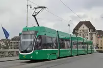 Be 6/8 Flexity 5016, auf der Linie 8, überquert die Mittlere Rheinbrücke. Die Aufnahme stammt vom 08.03.2016.