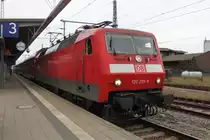 120 201-9 mit RE 4324(Rostock-Hamburg)kurz vor der Ausfahrt am 28.03.2016 im Rostocker Hbf dieser Zug verkehrt zus�tzlich nur an Feiertagen