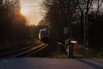 Die Wolkendecke im östlichen Sachsen verzog sich am Karsamstag Nachmittag und so konnte am Abend, bevor die Sonne unterging, in Bischofswerda neben den Ostertagen auch das Hobby genossen werden.

Der aus Dresden kommende VT 22 A der Trilex ließ den Streckenabzweig der KBS 230/235 gerade hinter sich und machte sich als  TLX2  auf den weiteren Weg nach Liberec. (26.03.16)

(Der Standpunkt befand sich neben der Außenseite eines Siemens-Kabelkanals in sicherer Entfernung zur Strecke.)