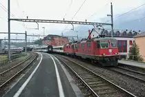 Ostern 2016 am Gotthard; Aufgrund der stark verl�ngerten Z�gen mussten diverse IR mit zwei Re 4/4 II bespannt werden. Bis anhin wurden in der Regel eine Re 460 eingesetzt, in diesem Jahr werden sie jedoch anderweitig gebraucht. So gab es am heiligen Berg noch einmal richtige Z�ge. Im Dezember wird der neue Basistunnel in Betrieb gehen, dann sind die Lokbespannten IR's Geschichte: Re 4/4 II 11181 und die von SBB Cargo angemietete Re 4/4 II 11248 mit dem IR 2414 in Arth-Goldau, 25.03.2016.