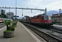 Ostern 2016 am Gotthard; Aufgrund der stark verl�ngerten Z�gen mussten diverse IR mit zwei Re 4/4 II bespannt werden. Bis anhin wurden in der Regel eine Re 460 eingesetzt, in diesem Jahr werden sie jedoch anderweitig gebraucht. So gab es am heiligen Berg noch einmal richtige Z�ge. Im Dezember wird der neue Basistunnel in Betrieb gehen, dann sind die Lokbespannten IR's Geschichte: Re 4/4 II 11191 und Re 4/4 II 11197 (Re 420 197-6) mit dem IR 2315 bei Einfahrt in Locarno, 25.03.2016.