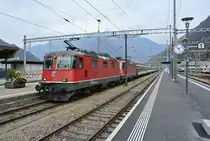 Ostern 2016 am Gotthard; Aufgrund der stark verl�ngerten Z�gen mussten diverse IR mit zwei Re 4/4 II bespannt werden. Bis anhin wurden in der Regel eine Re 460 eingesetzt, in diesem Jahr werden sie jedoch anderweitig gebraucht. So gab es am heiligen Berg noch einmal richtige Z�ge. Im Dezember wird der neue Basistunnel in Betrieb gehen, dann sind die Lokbespannten IR's Geschichte: Re 4/4 II 11200 (420 200-8) und Re 4/4 II 11157 mit dem IR 2319 bei Einfahrt in Bellinzona, 25.03.2016.